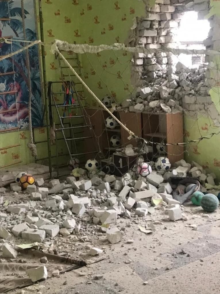 Сегодня утром российские войска обстреляли детский сад в Станице Луганской.