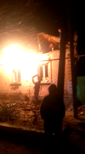 В Станице Луганской в результате обстрела загорелся дом