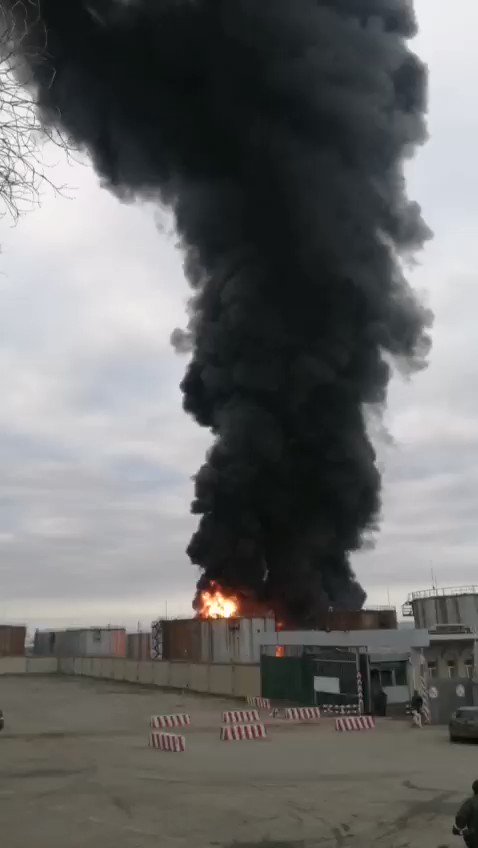 Пожар на нефтебазе в Луганске