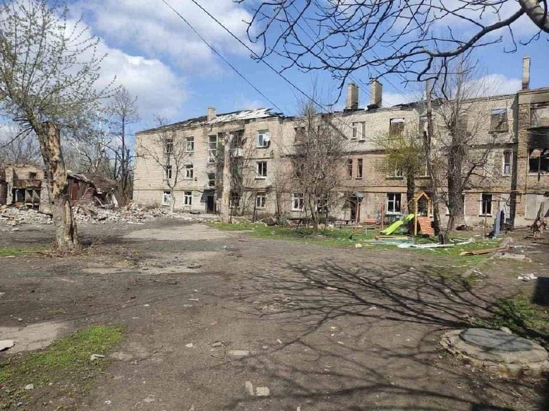 Rus ordusu Luhansk bölgesindeki Novodruzhesk ve Hirske kasabalarını bombaladı