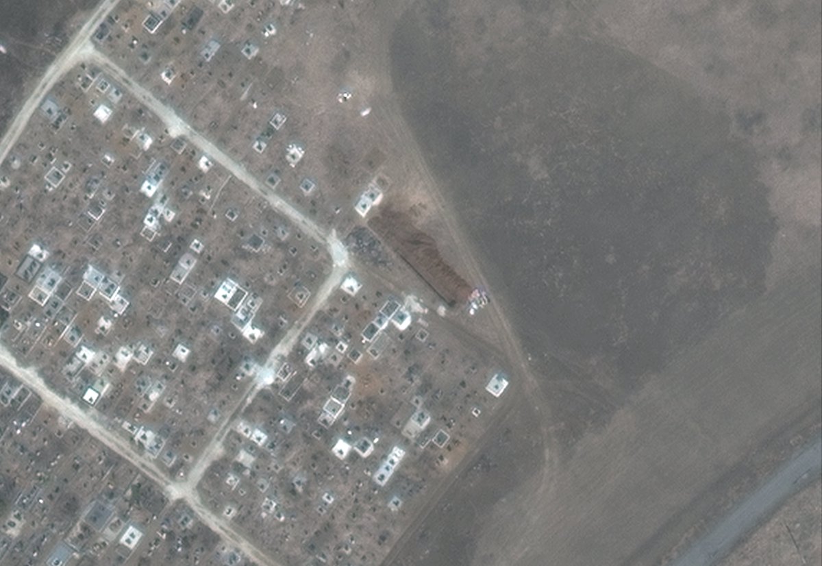 29 Mart'ta Vynohradne'de kazılan yeni mezarlardan bazılarının uydu fotoğrafları. Mariupol Belediye Başkanı Vadym Boichenko dün düzenlediği basın toplantısında, Rus birliklerinin cesetleri toplamak ve onları hendeklere atmak için şehre kamyonlar getirdiğini söyledi. kamera:@Maxar
