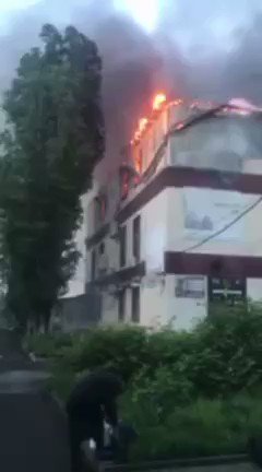 Торговый центр Квадро в подконтрольной Украине Авдеевке Донецкой области загорелся 19 мая из-за обстрела со стороны России.