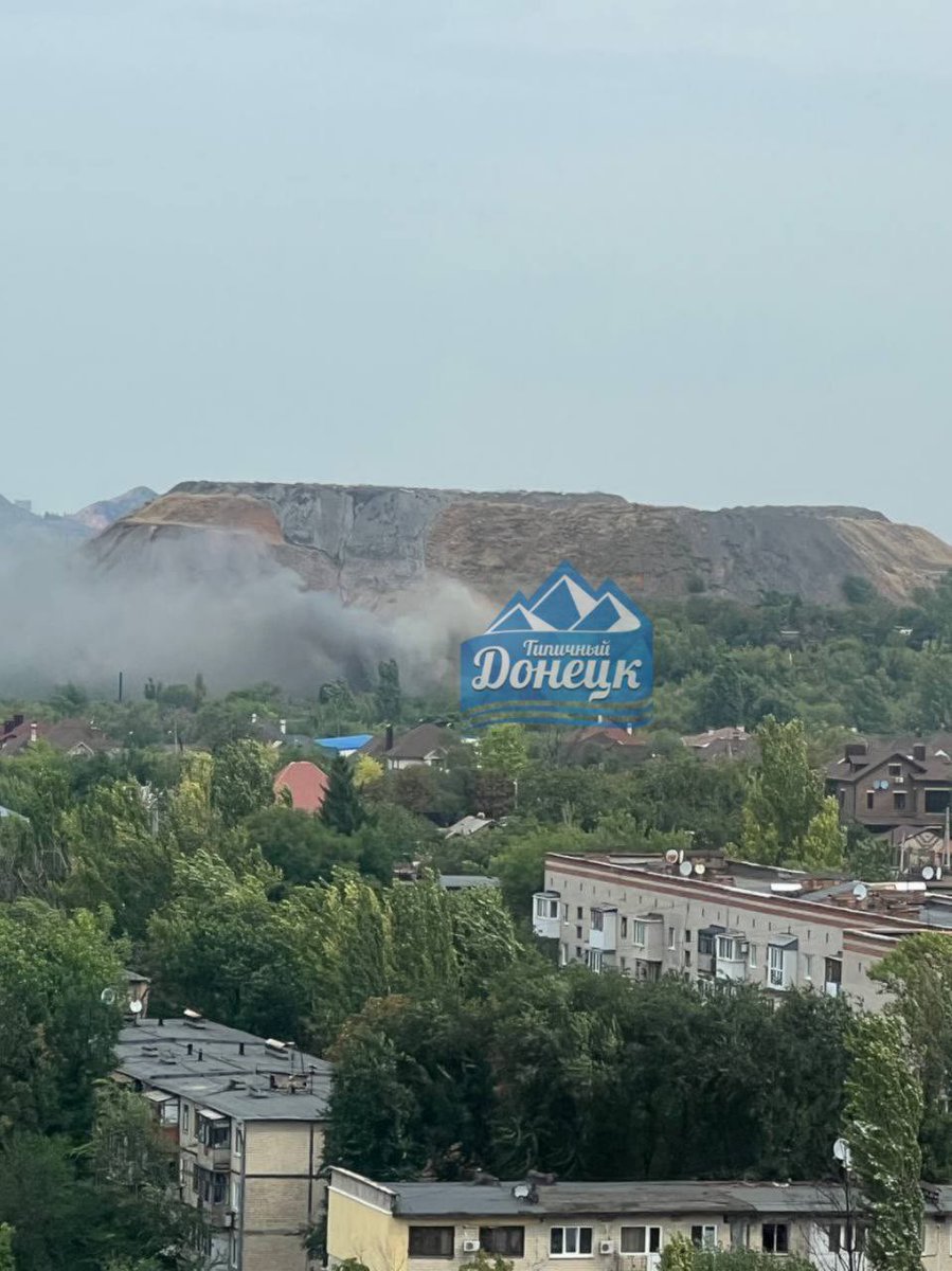 Пожар в гаражах возле шахты Калинина в Донецке в результате обстрела