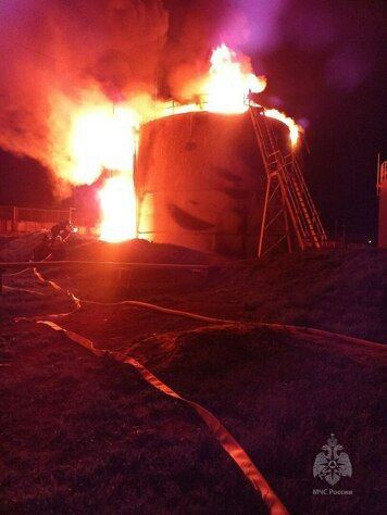 Пожар на нефтебазе в Ровеньках Луганской области. Оккупационные власти обвиняют украинские беспилотники